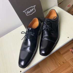 Florsheim Men’s dress shoes Size 9